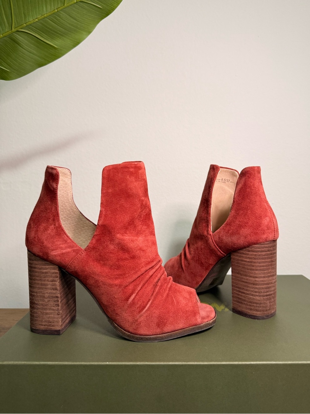 Kristin Cavallari x Chinese Laundry LASH Rust Suede Booties | Size 6.5